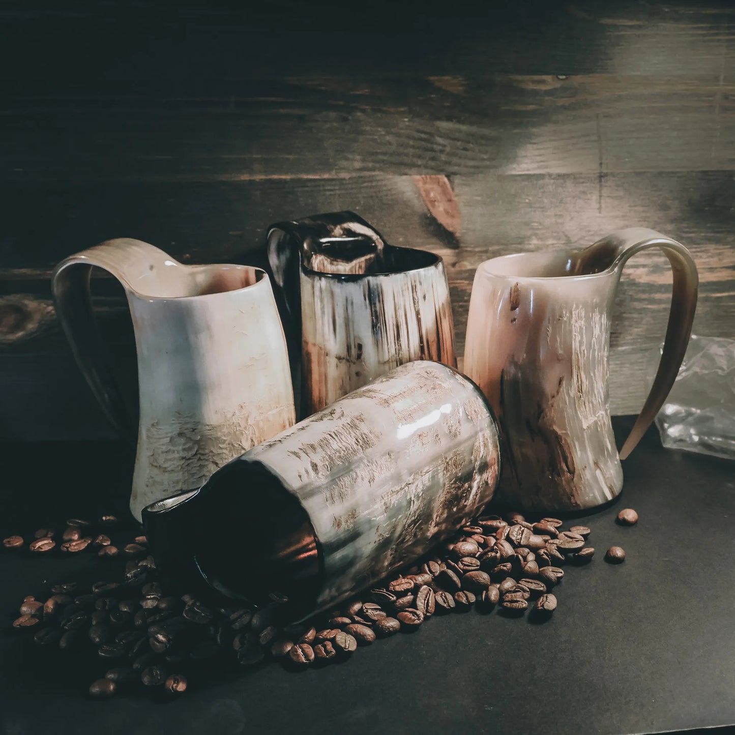 Set med 4 ljusa kaffemuggar i horn, ca 250 ml