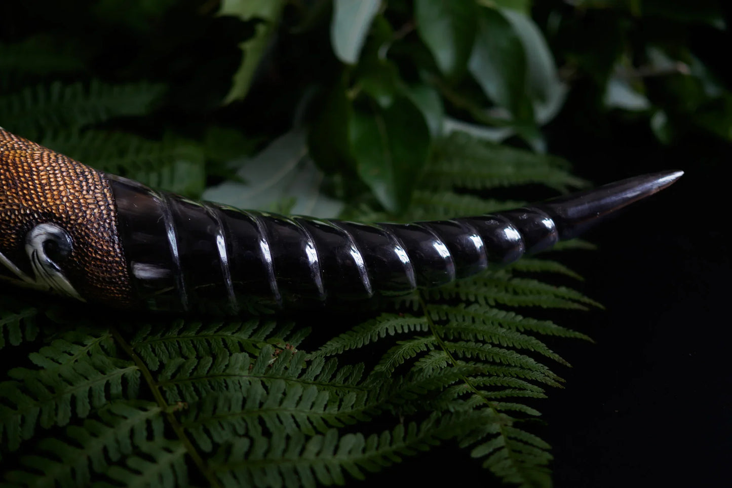 Djupt snidad dryckeshorn, vikingaskepp