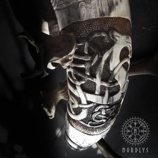 Djupt snidad dryckeshorn, Drake