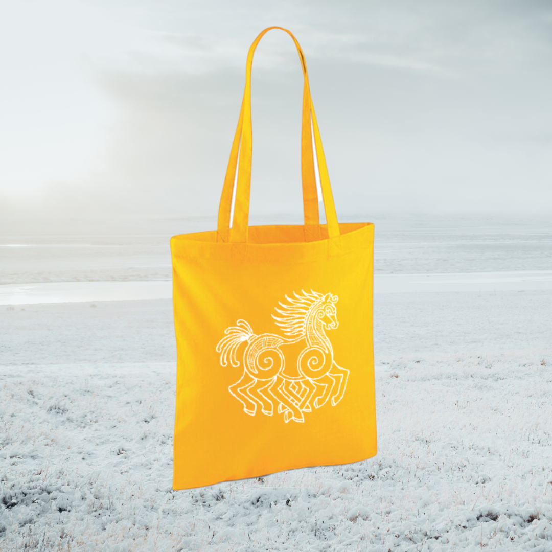 Tygväska i slitstark bomull med exklusiv Sleipner-design av Mogge Lundin. Perfekt för vardagen eller stallet, med långa handtag för bekväm användning.