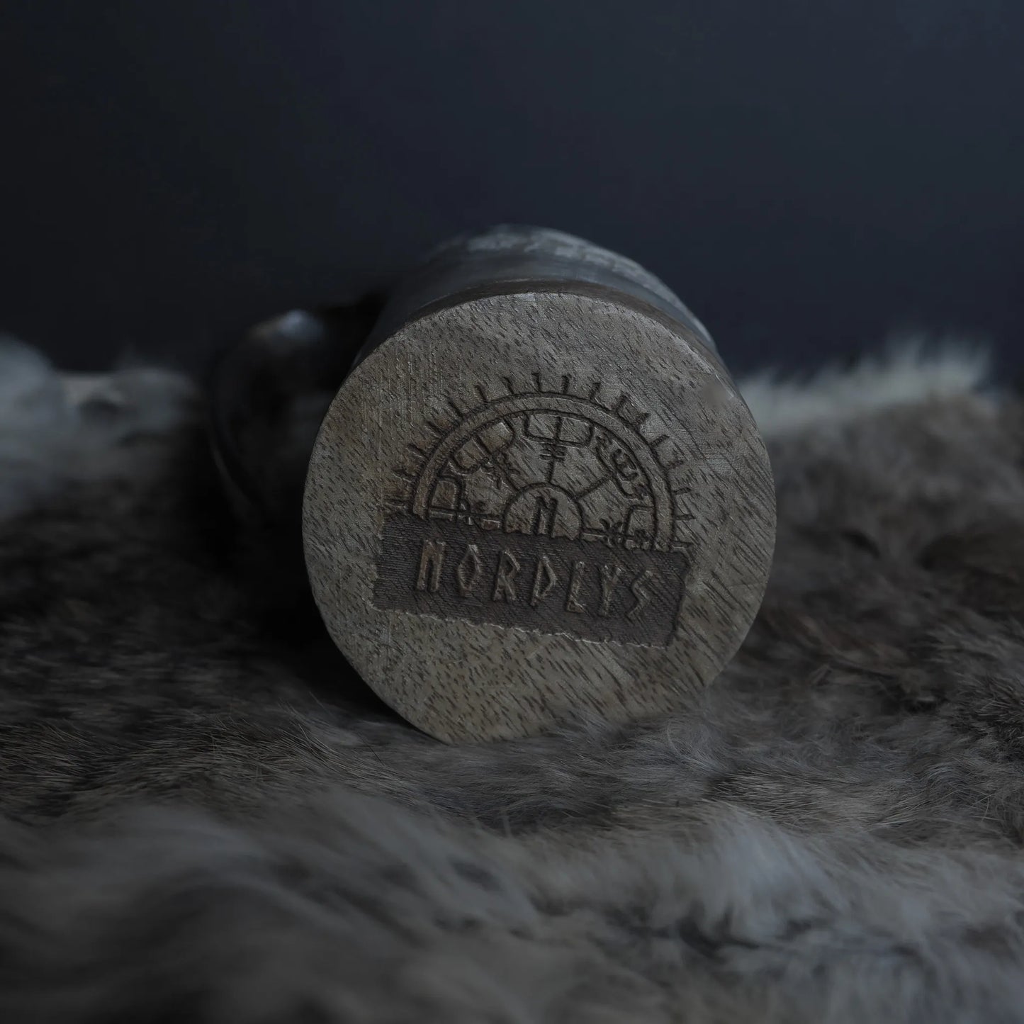 Handsnidad hornmugg, Thyr och fenris