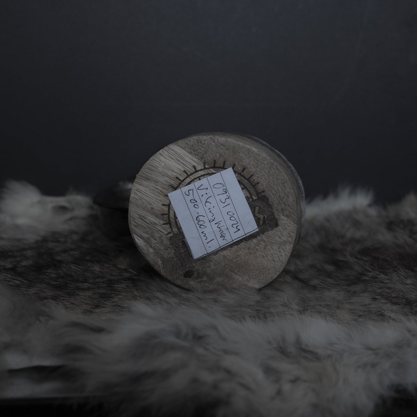 Handsnidad hornmugg, Thyr och fenris