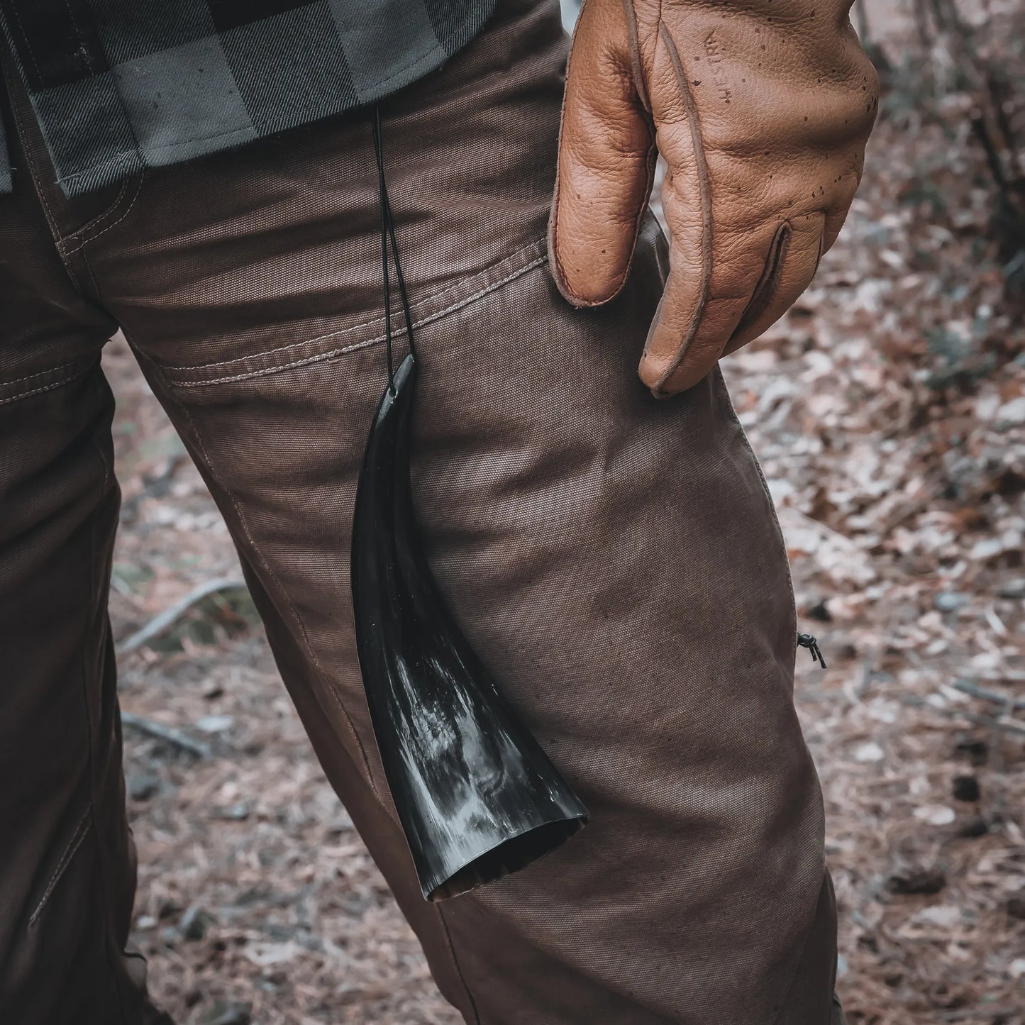 Litet horn med läderband