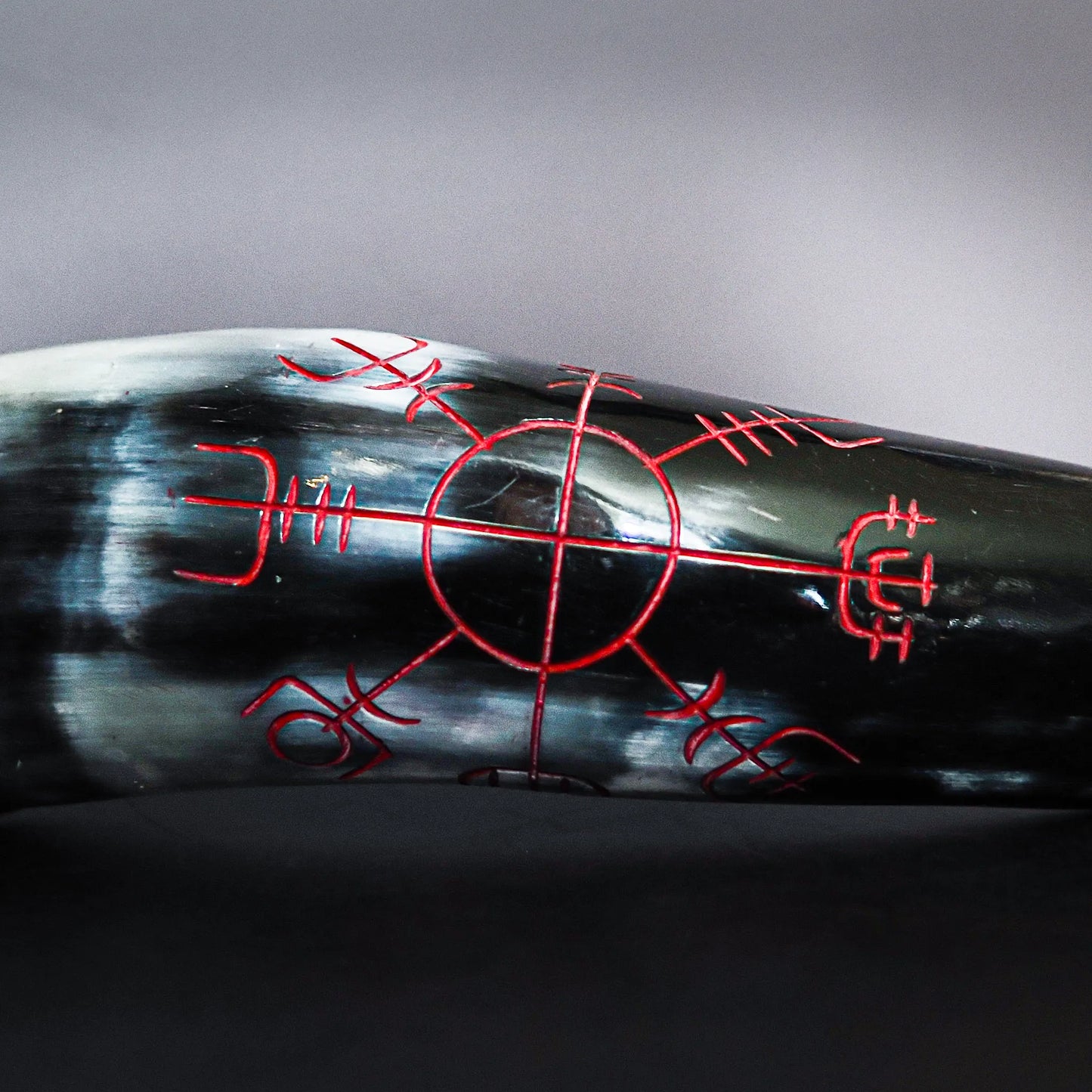 Dryckeshorn med korp och gravyr. ca 250 ml