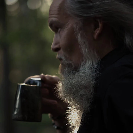 Set med 4 mörka kaffemuggar i horn, ca 250 ml