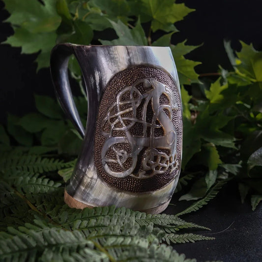 Handsnidad hornmugg, Urnes drake