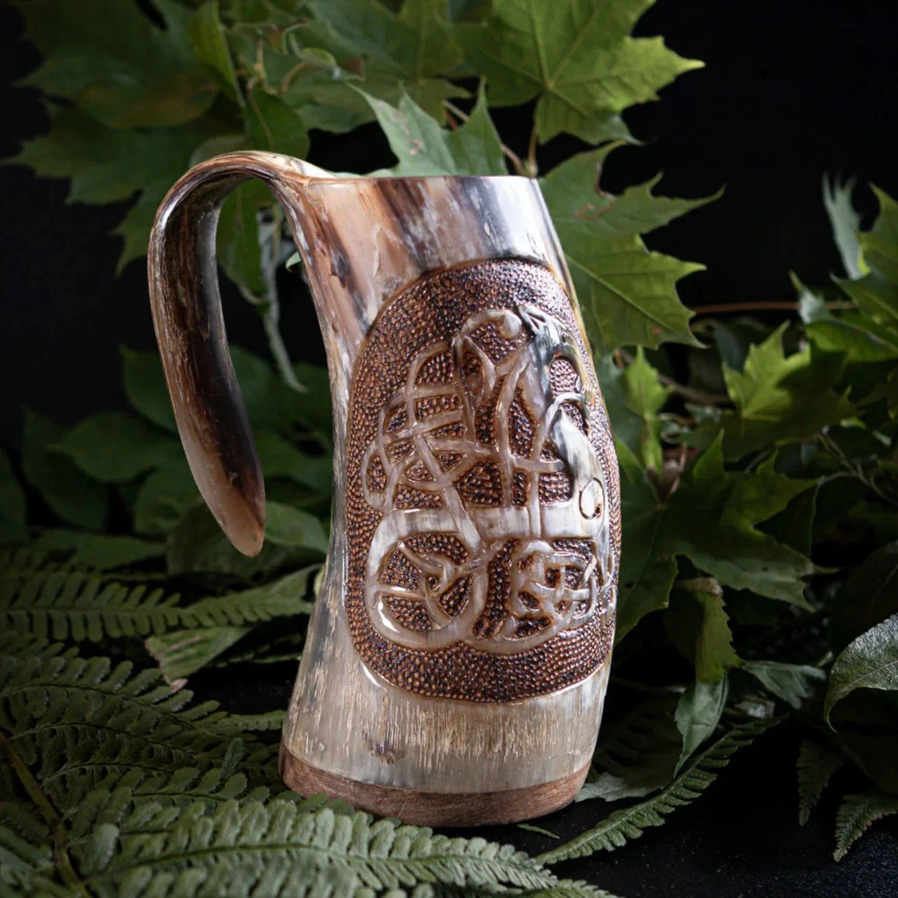 Handsnidad hornmugg, Urnes drake