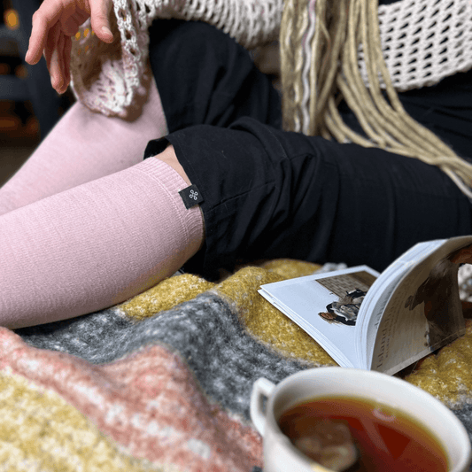 Tjej som myser iklädd Reidsokkar Freja Rosa ridstrumpor