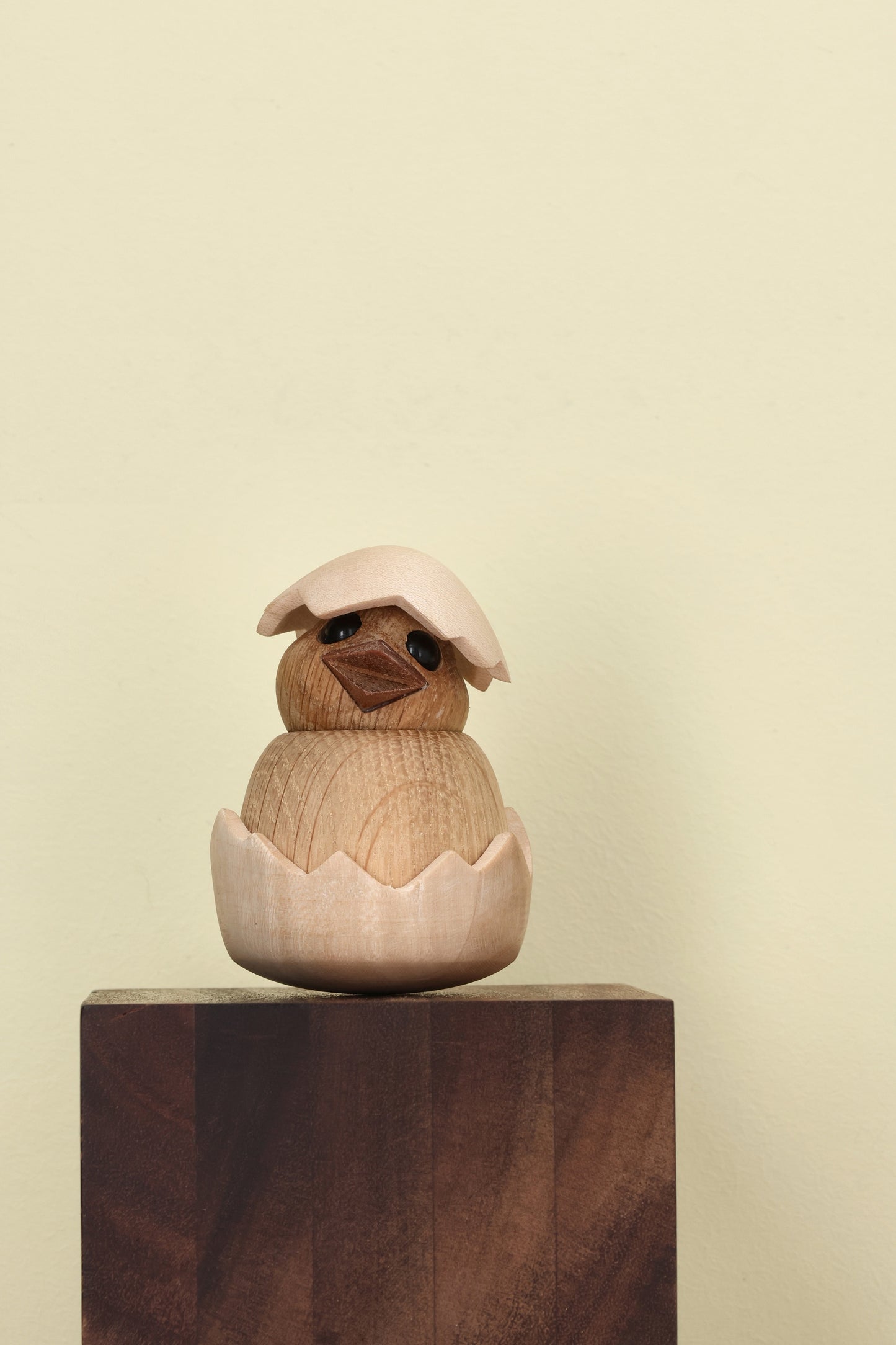 Chick – Nyfiken kyckling i FSC®-certifierat trä