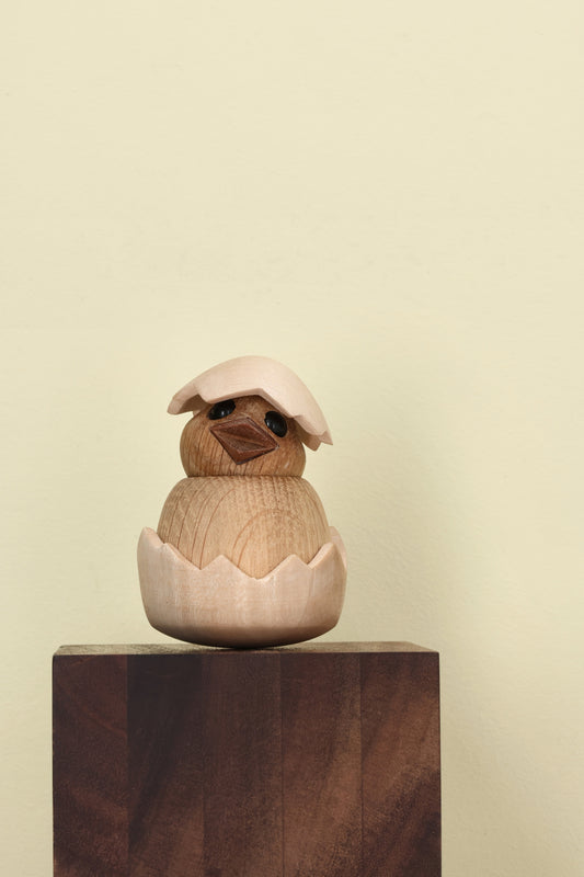 Chick – Nyfiken kyckling i FSC®-certifierat trä