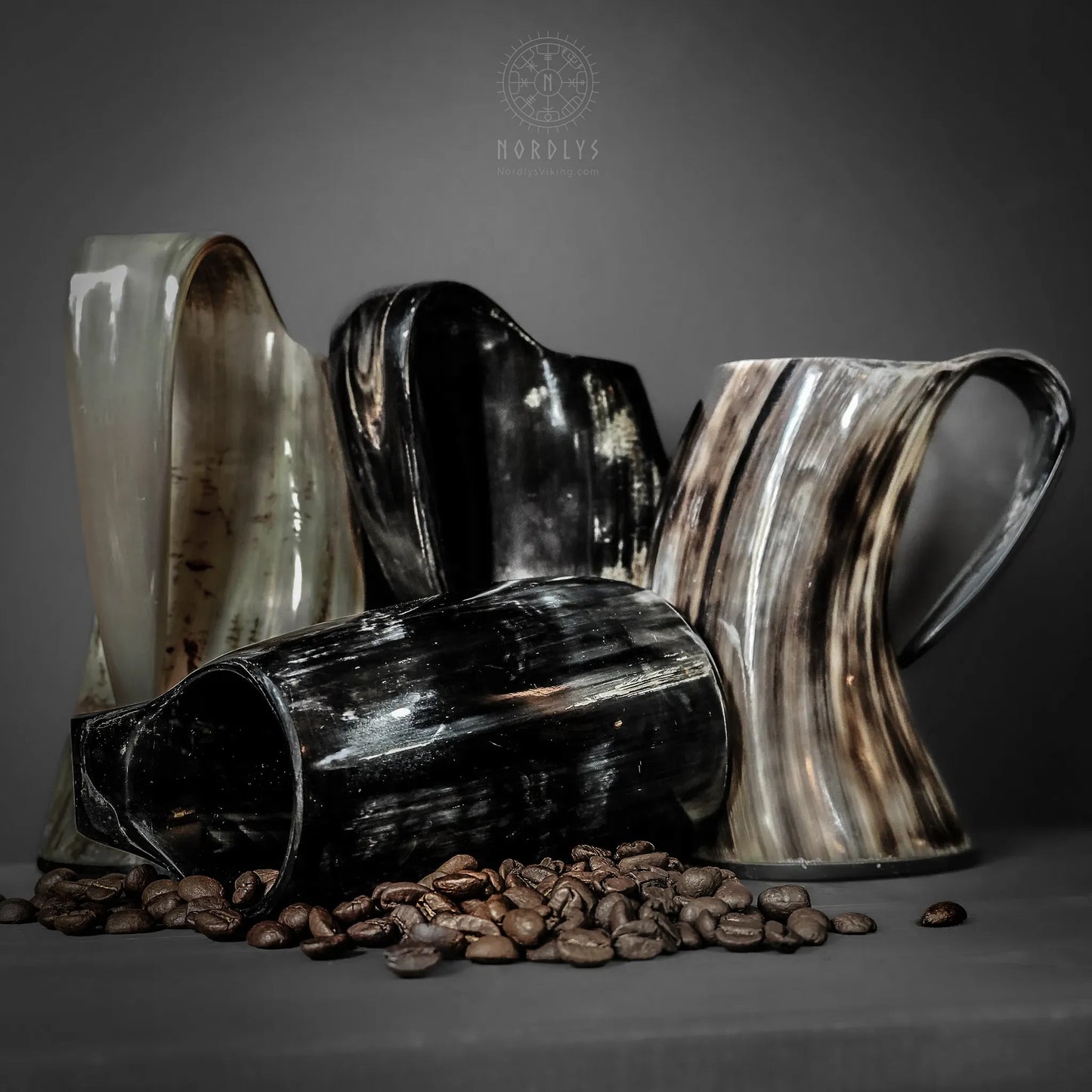 Set med 4 stora kaffemuggar i horn. Grov hornyta 350 ml.