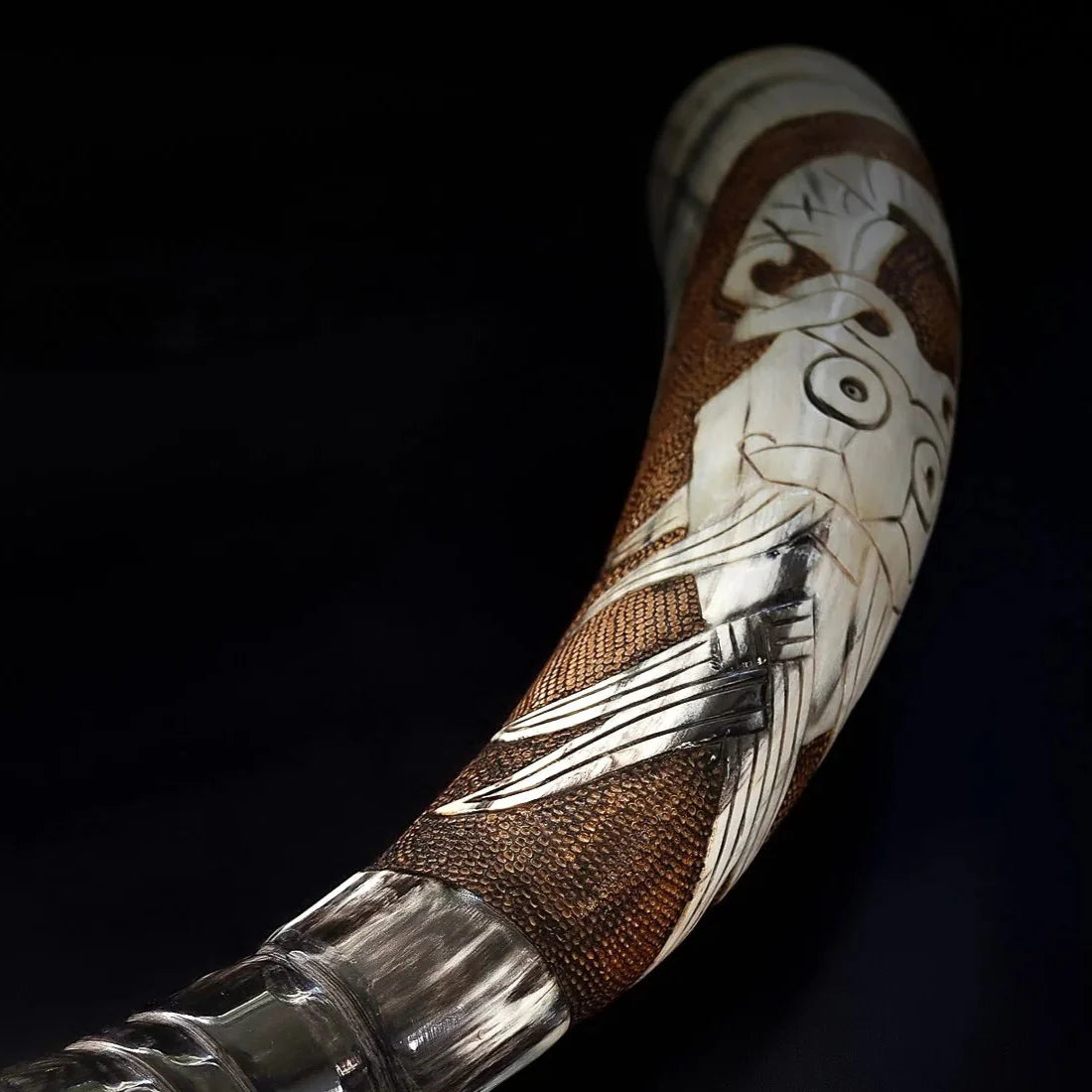 Djupt snidad dryckeshorn, Oden