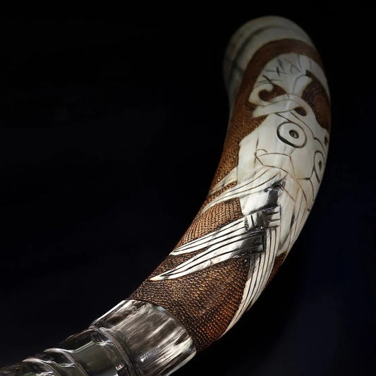 Djupt snidad dryckeshorn, Oden