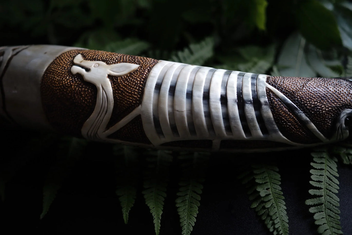 Djupt snidad dryckeshorn, vikingaskepp