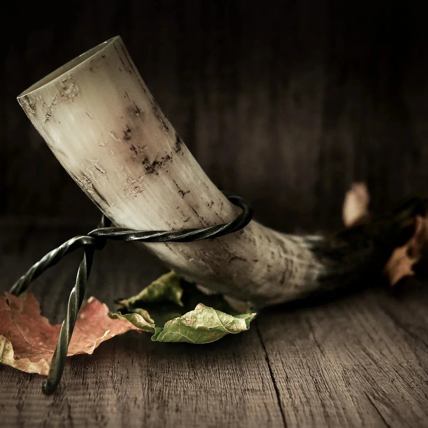 Stort dryckeshorn med smidesställ, Ca 500 ml