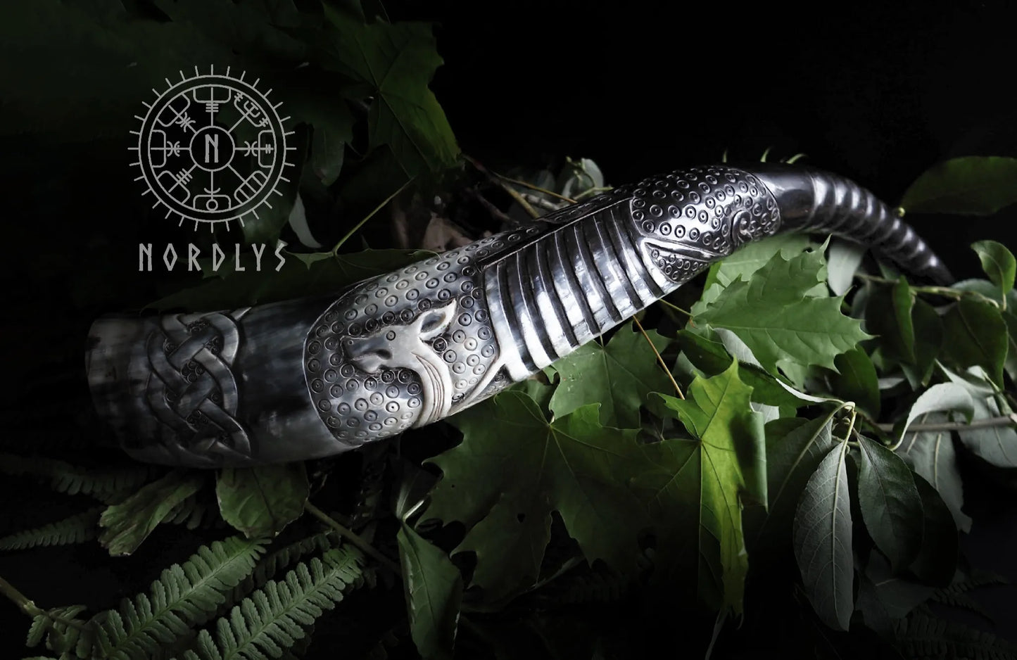 Djupt snidad dryckeshorn, vikingaskepp