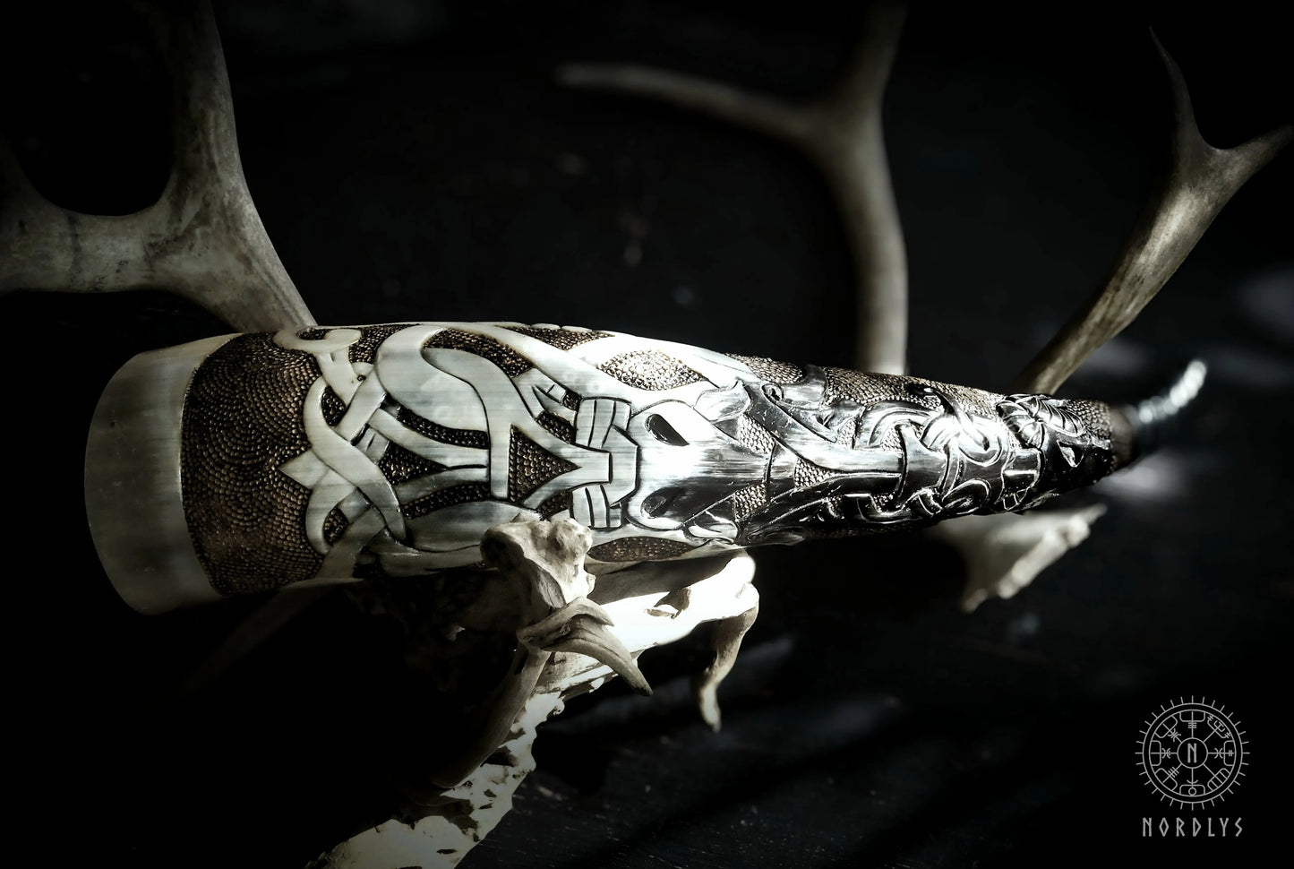 Djupt snidat dryckeshorn, bock