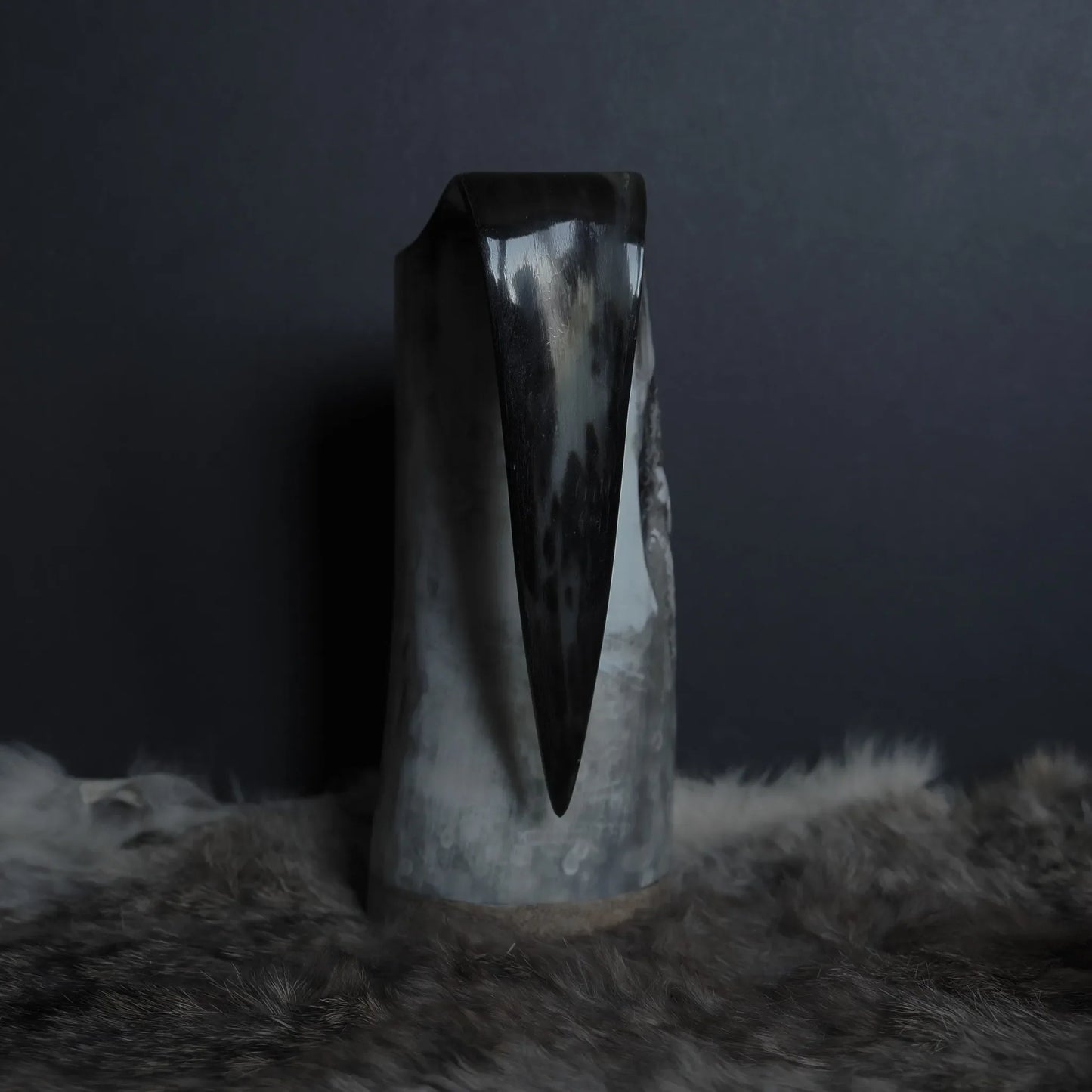 Handsnidad hornmugg, Thyr och fenris