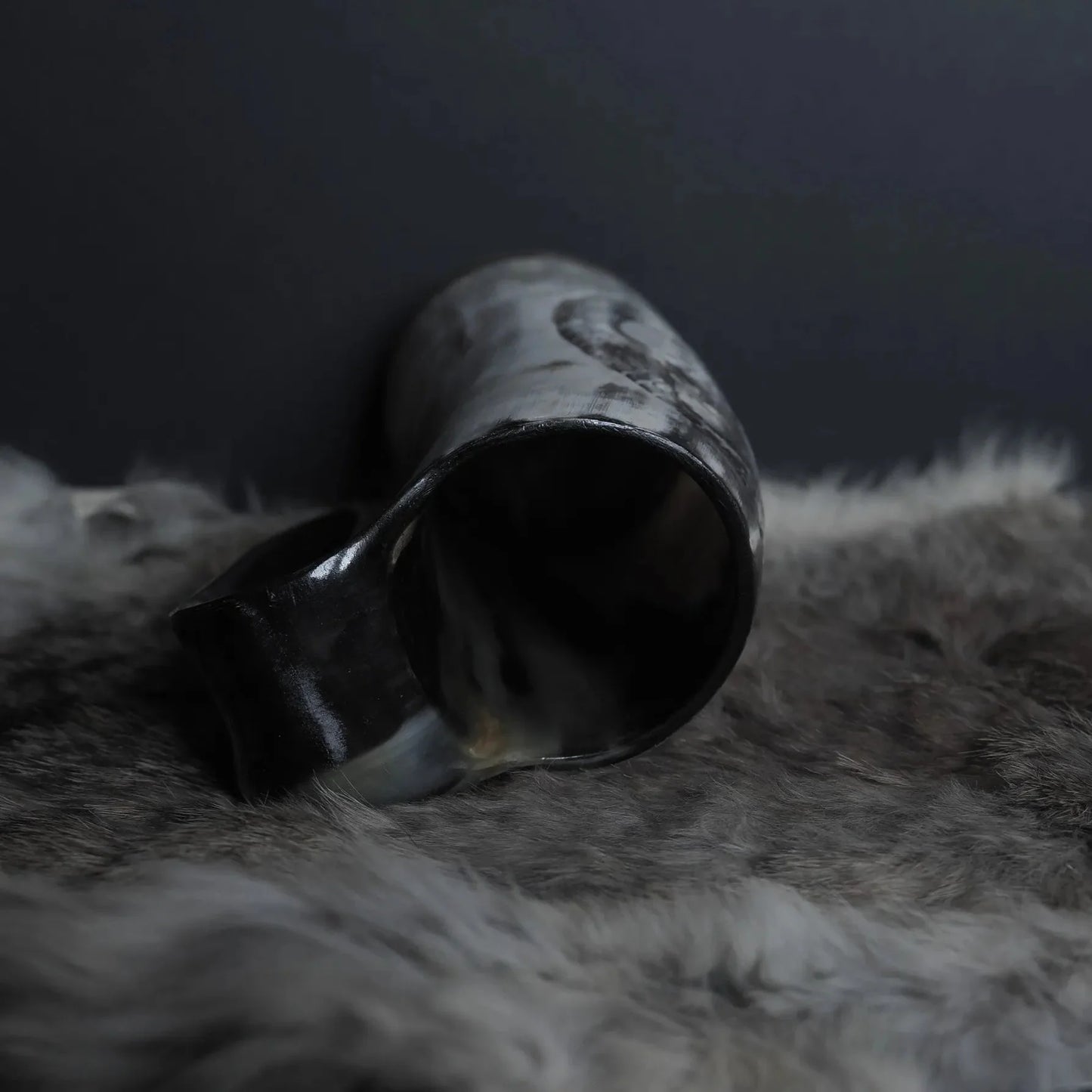 Handsnidad hornmugg, Thyr och fenris