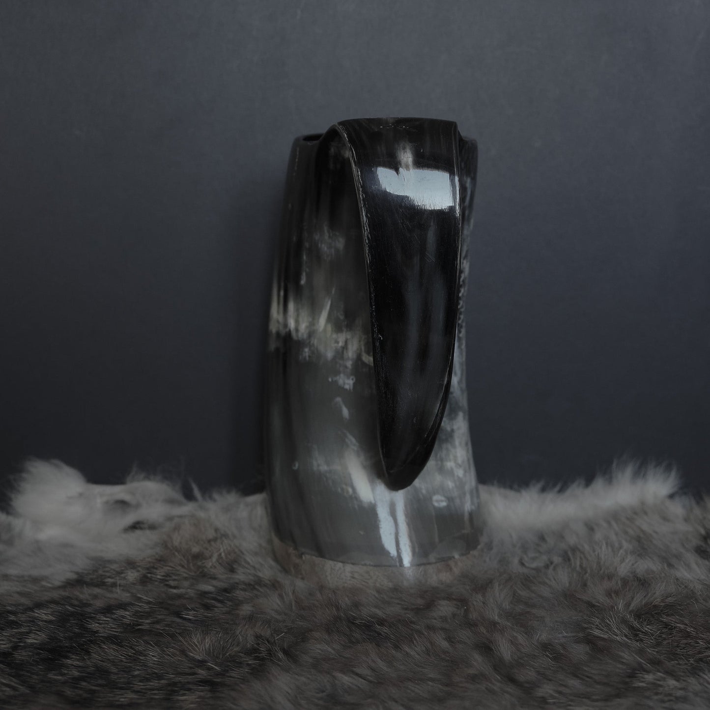 Handsnidad hornmugg, Thyr och fenris