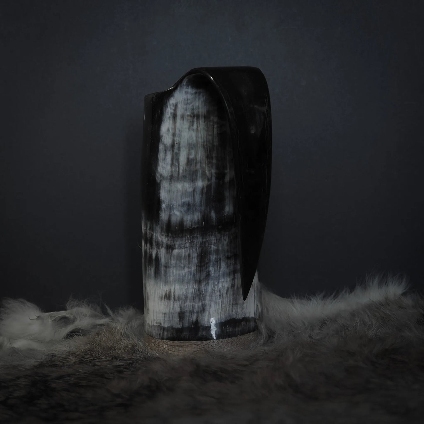 Handsnidad hornmugg, Thyr och fenris