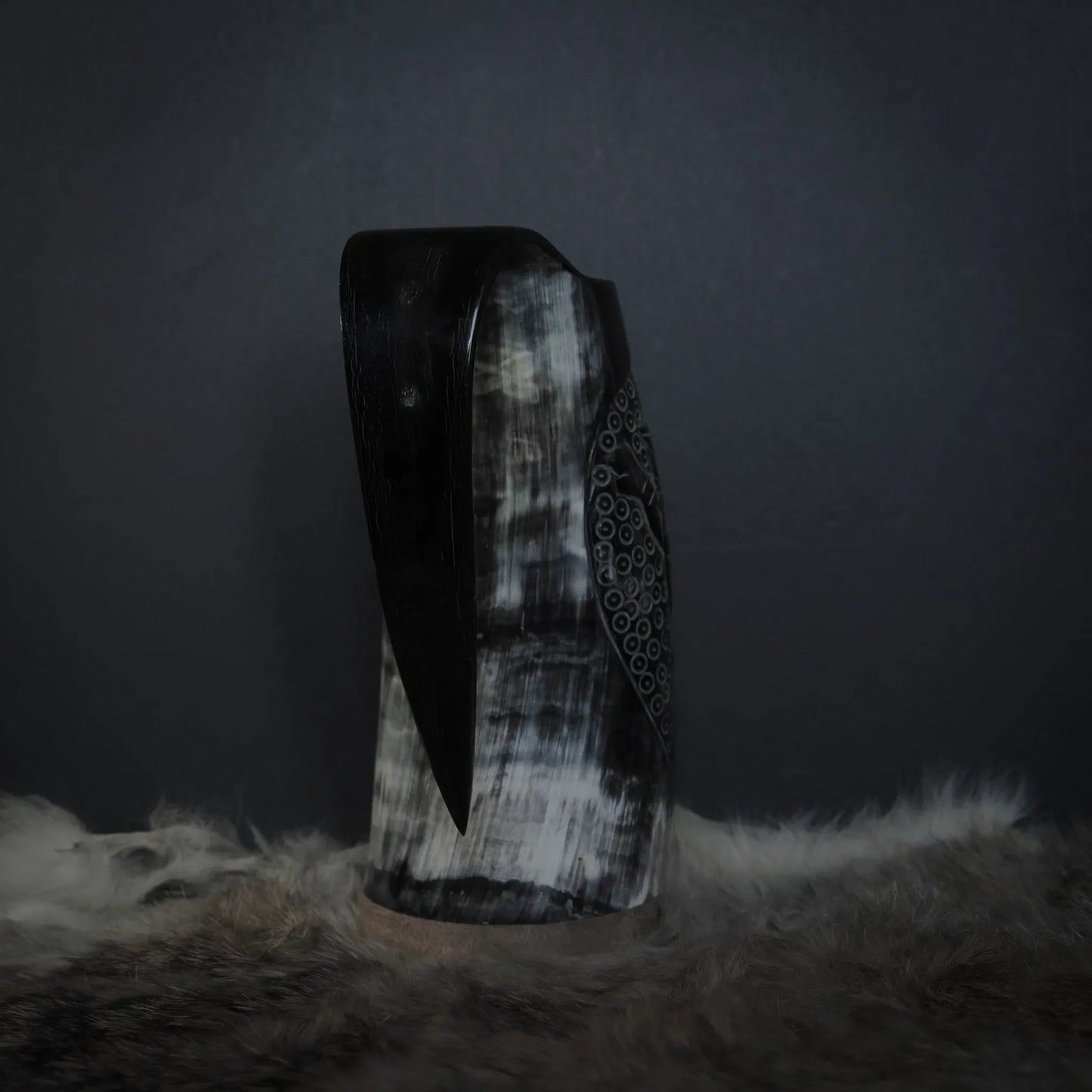 Handsnidad hornmugg, Thyr och fenris