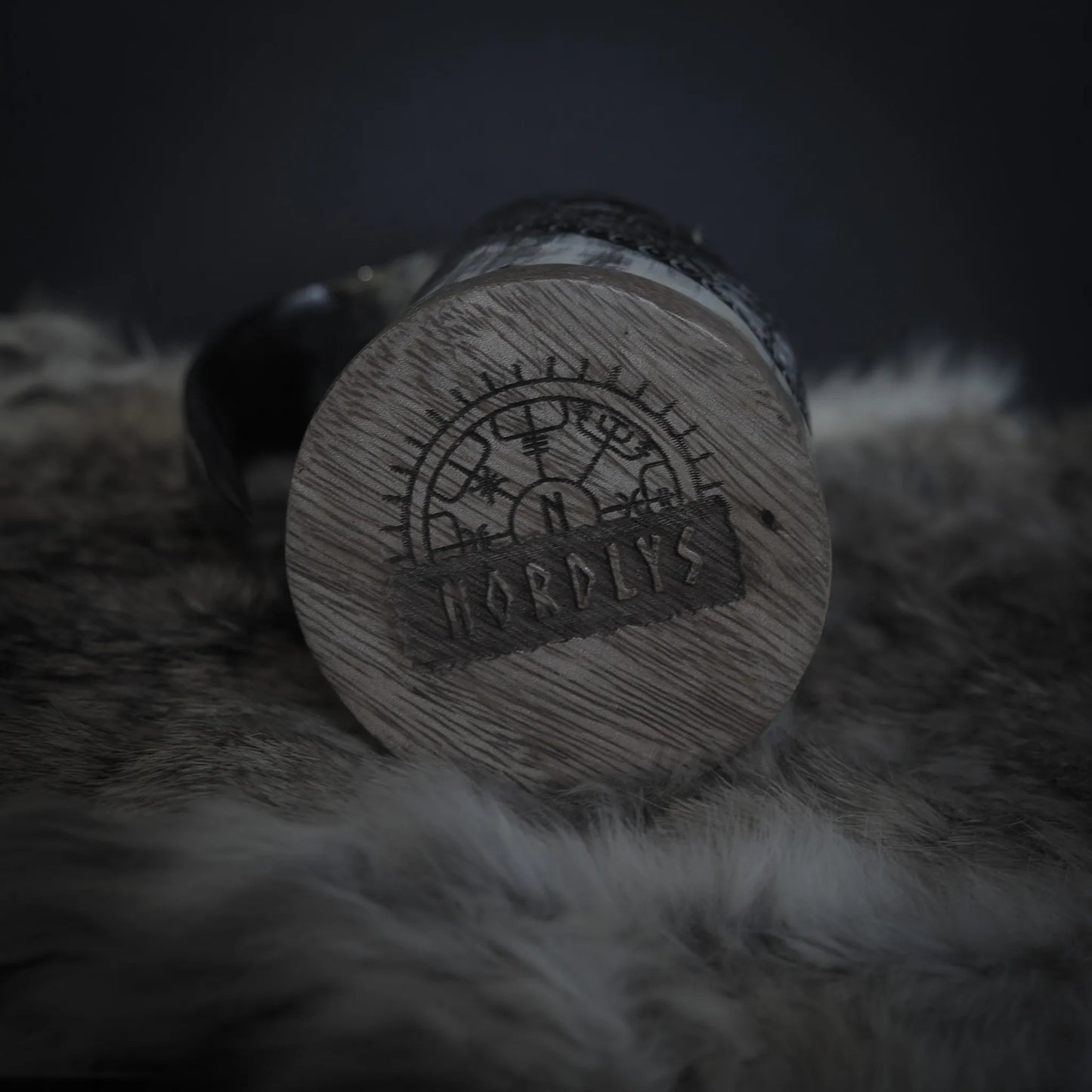 Handsnidad hornmugg, Thyr och fenris