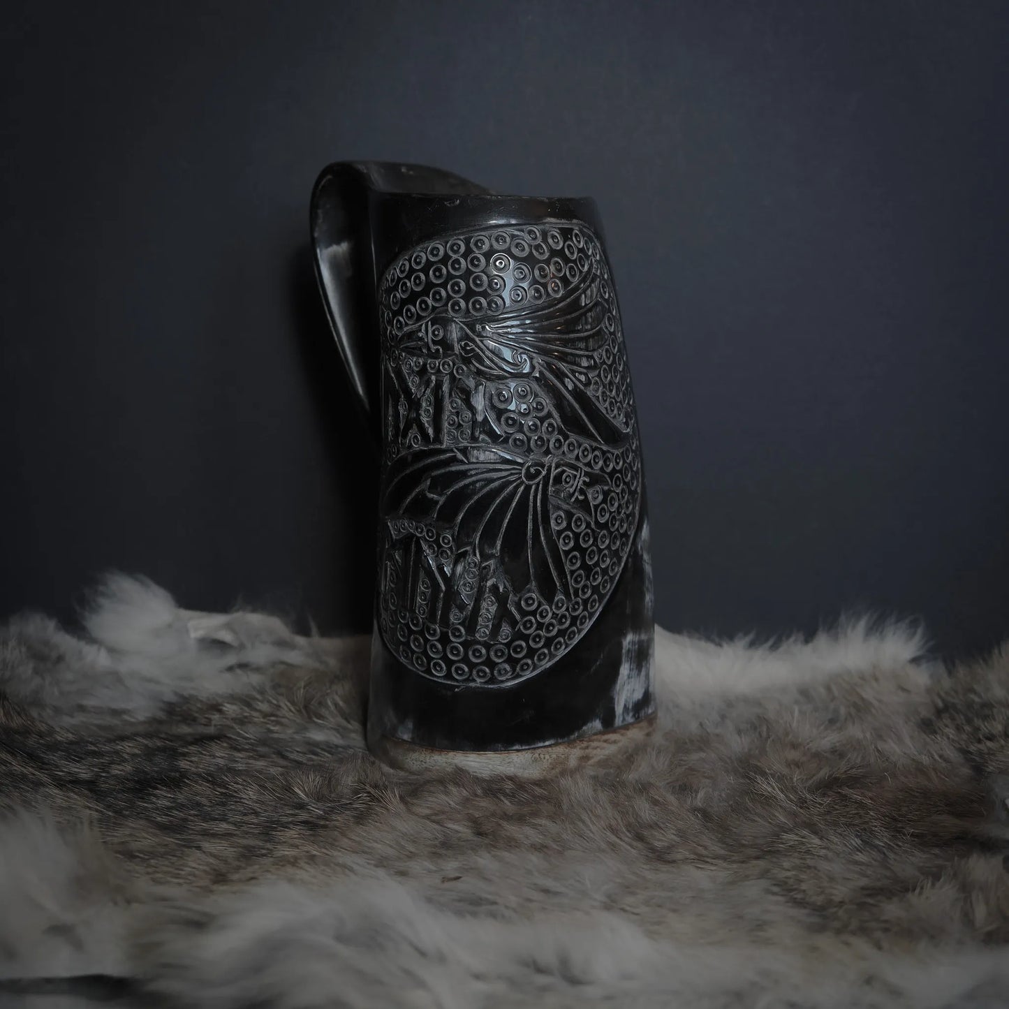 Handsnidad hornmugg, Hugin och Munin