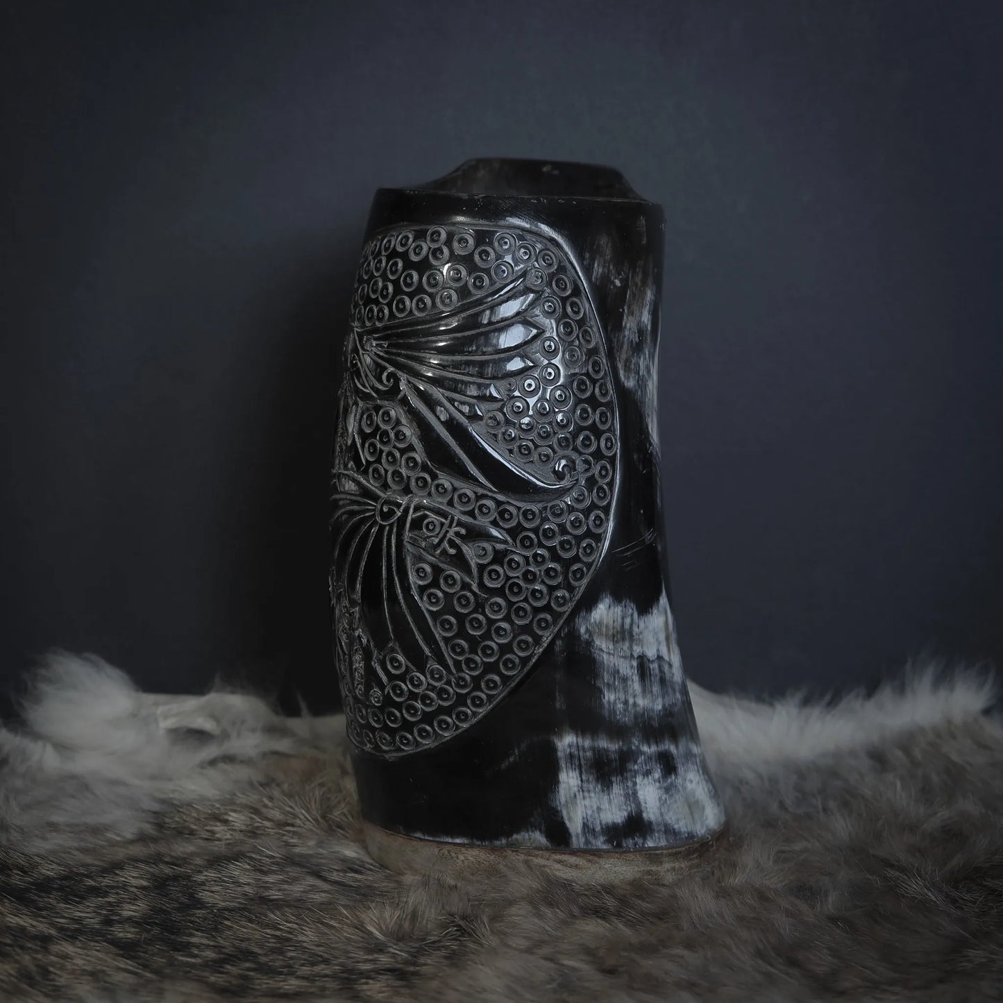 Handsnidad hornmugg, Hugin och Munin