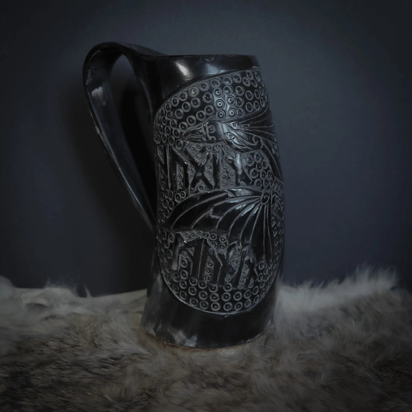 Handsnidad hornmugg, Hugin och Munin