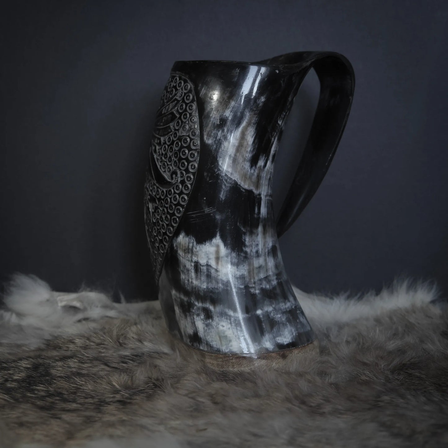 Handsnidad hornmugg, Hugin och Munin