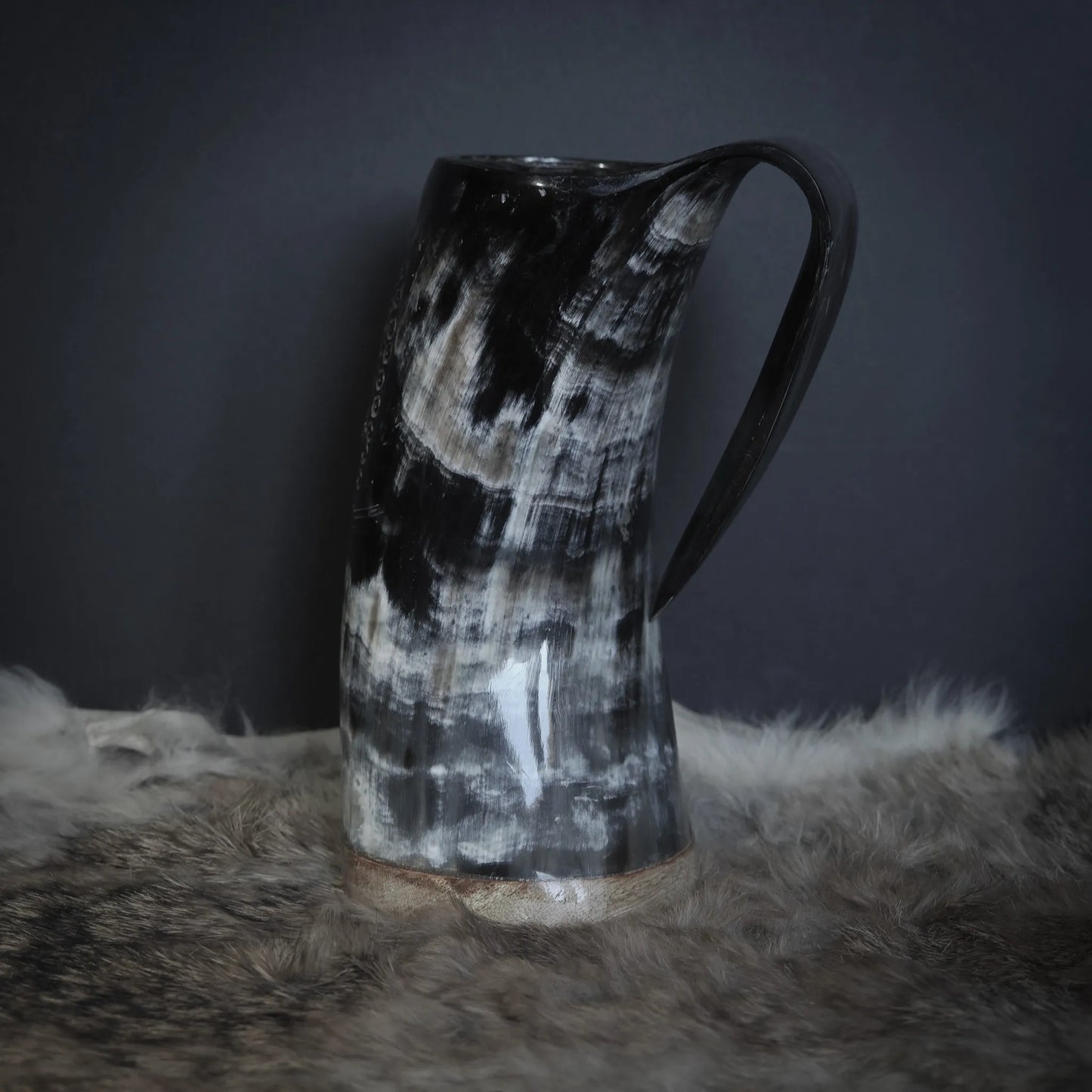 Handsnidad hornmugg, Hugin och Munin