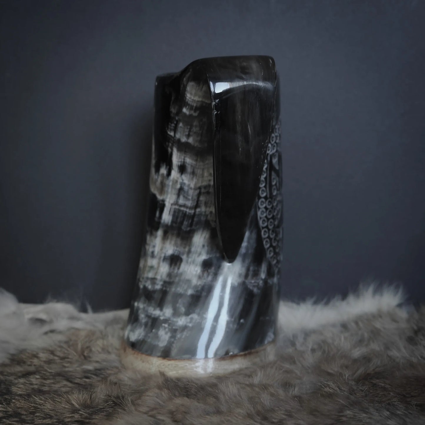 Handsnidad hornmugg, Hugin och Munin