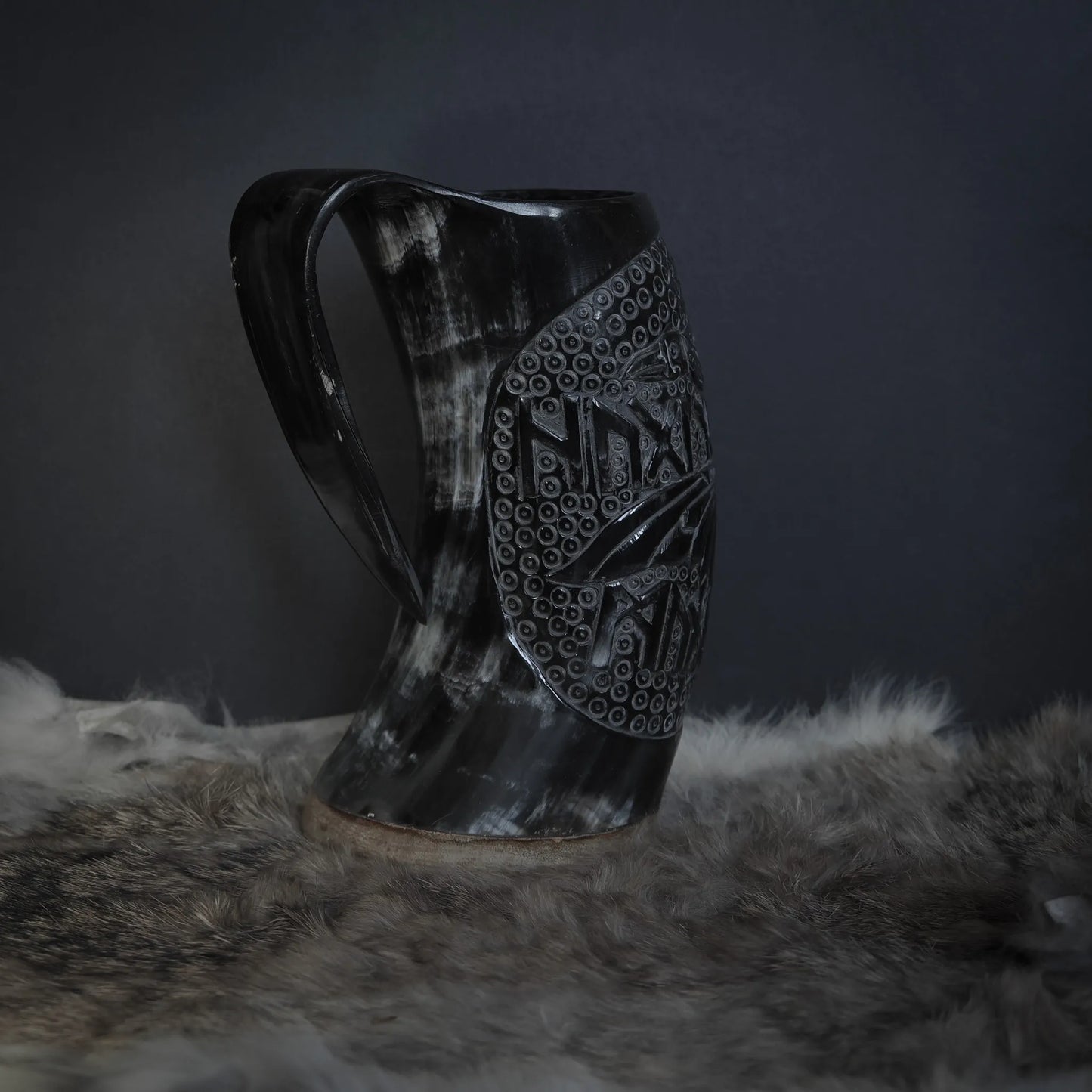 Handsnidad hornmugg, Hugin och Munin