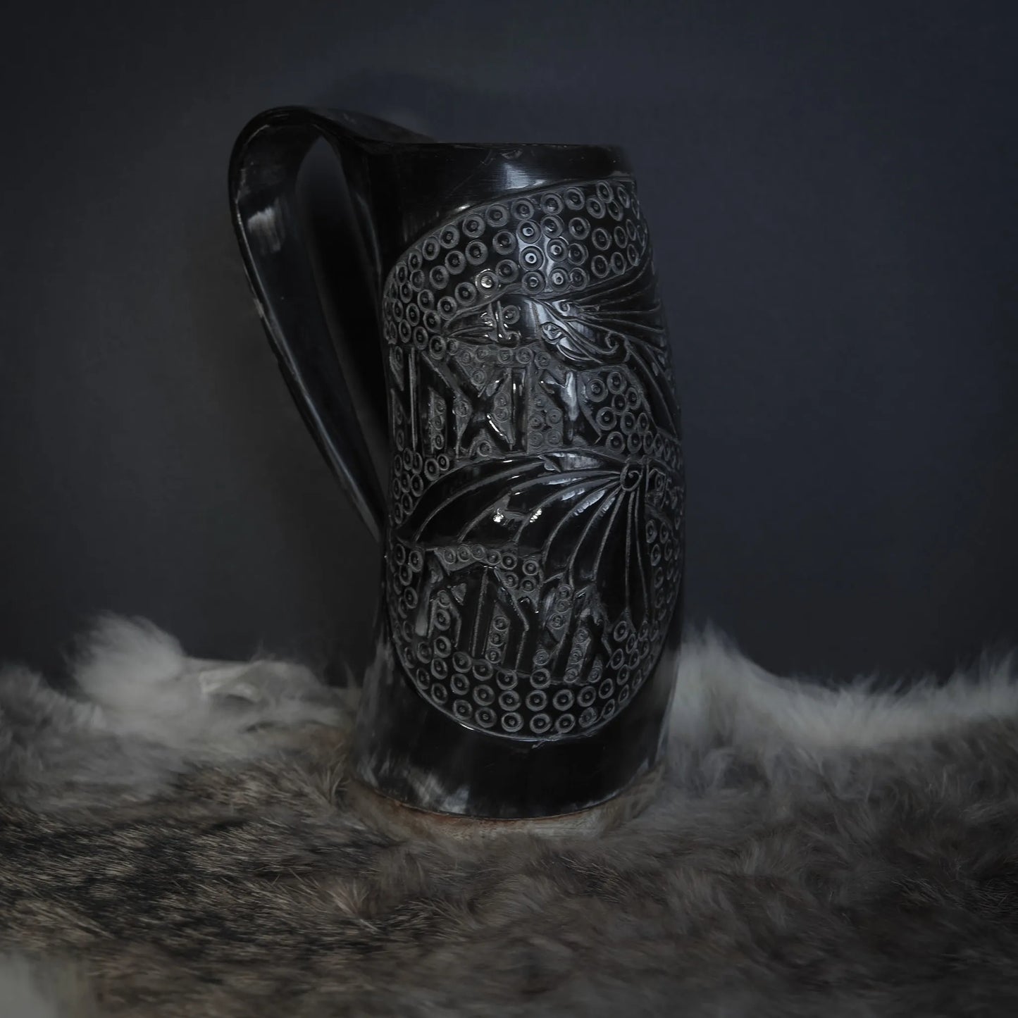 Handsnidad hornmugg, Hugin och Munin