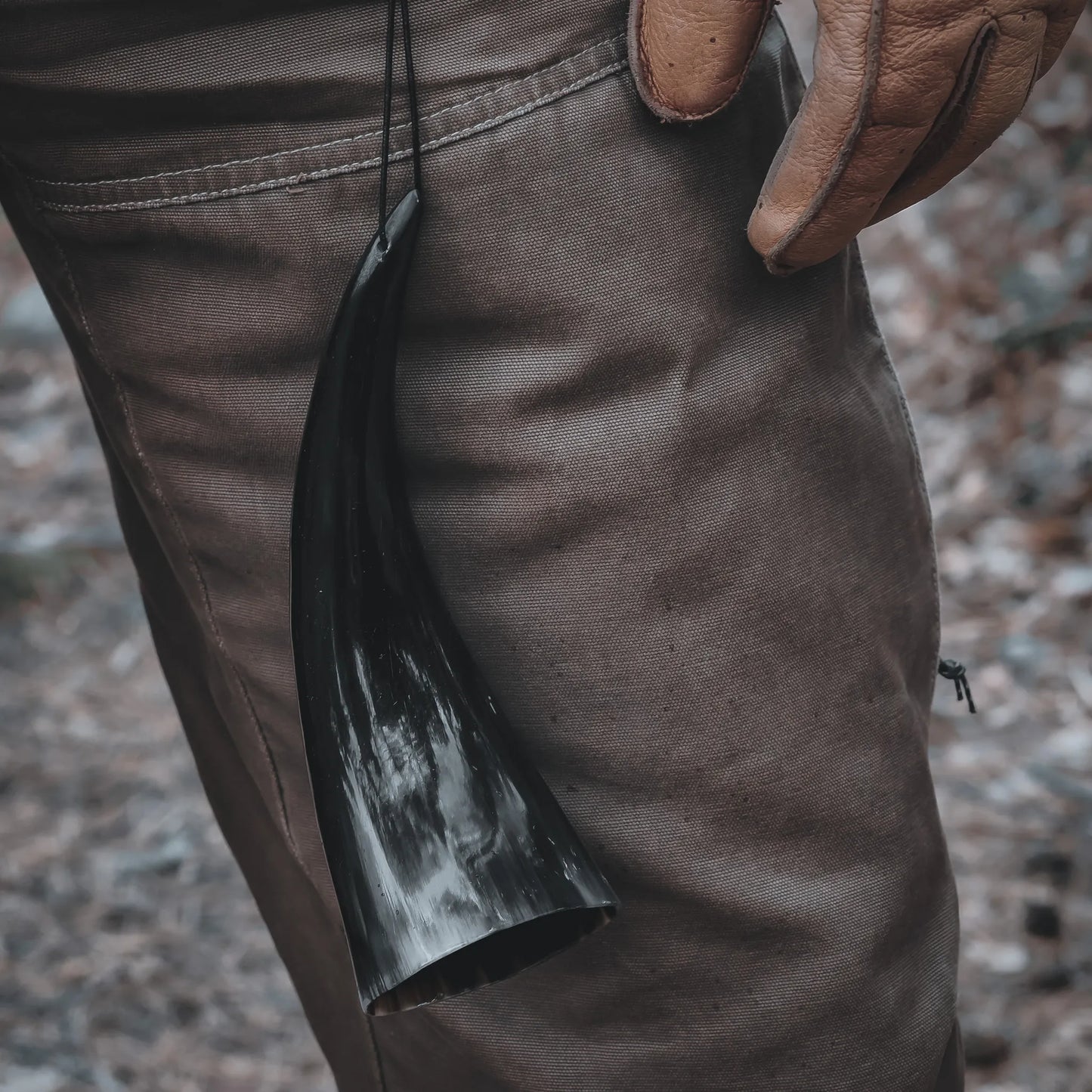 Litet horn med läderband