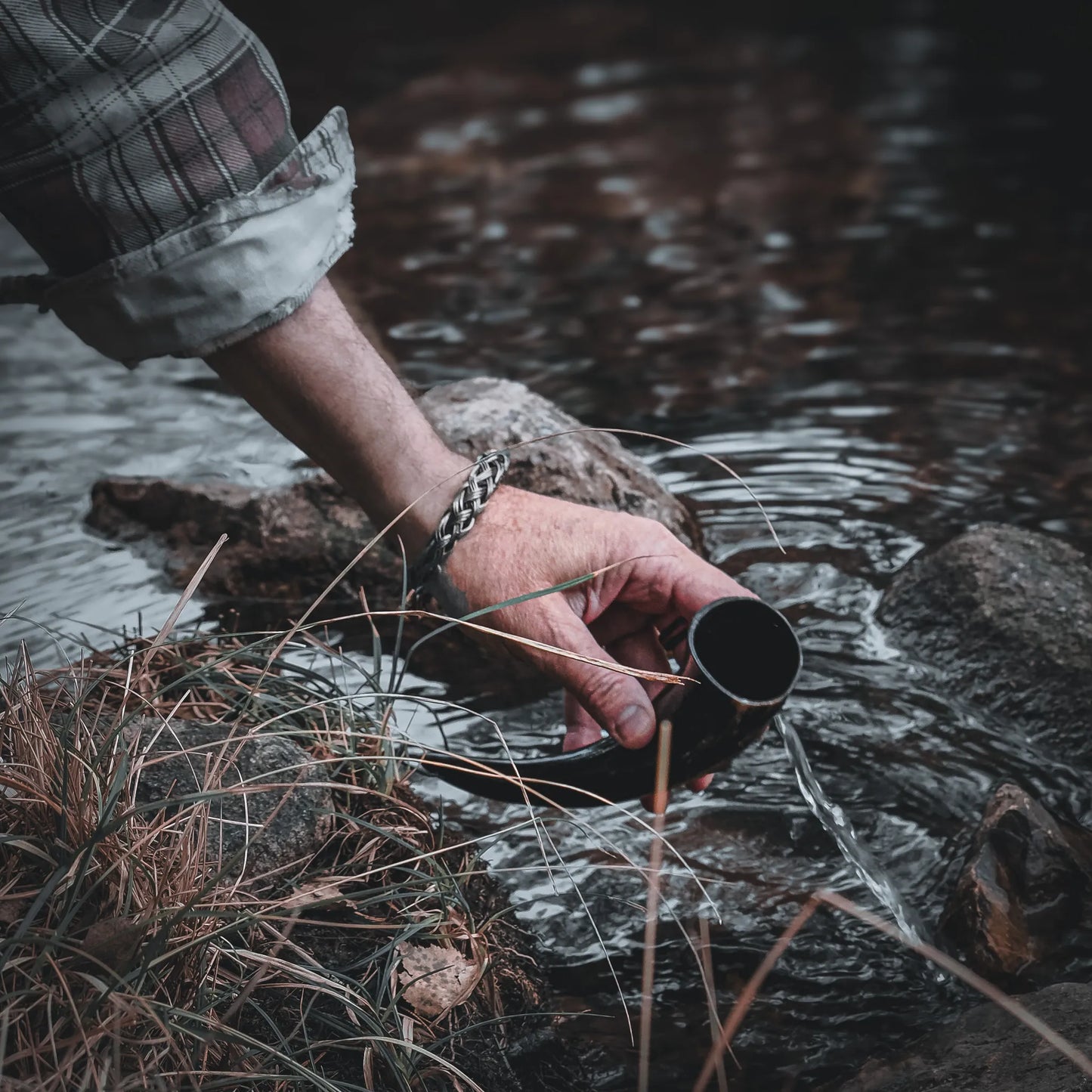 Litet horn med läderband