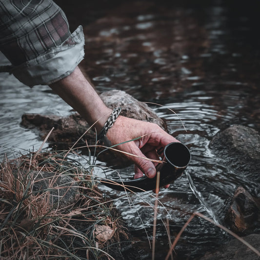 Litet horn med läderband
