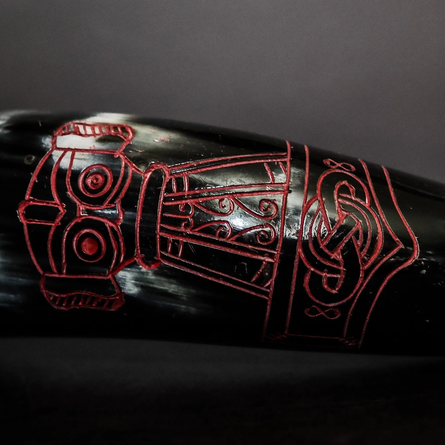 Dryckeshorn med korp och gravyr. ca 250 ml