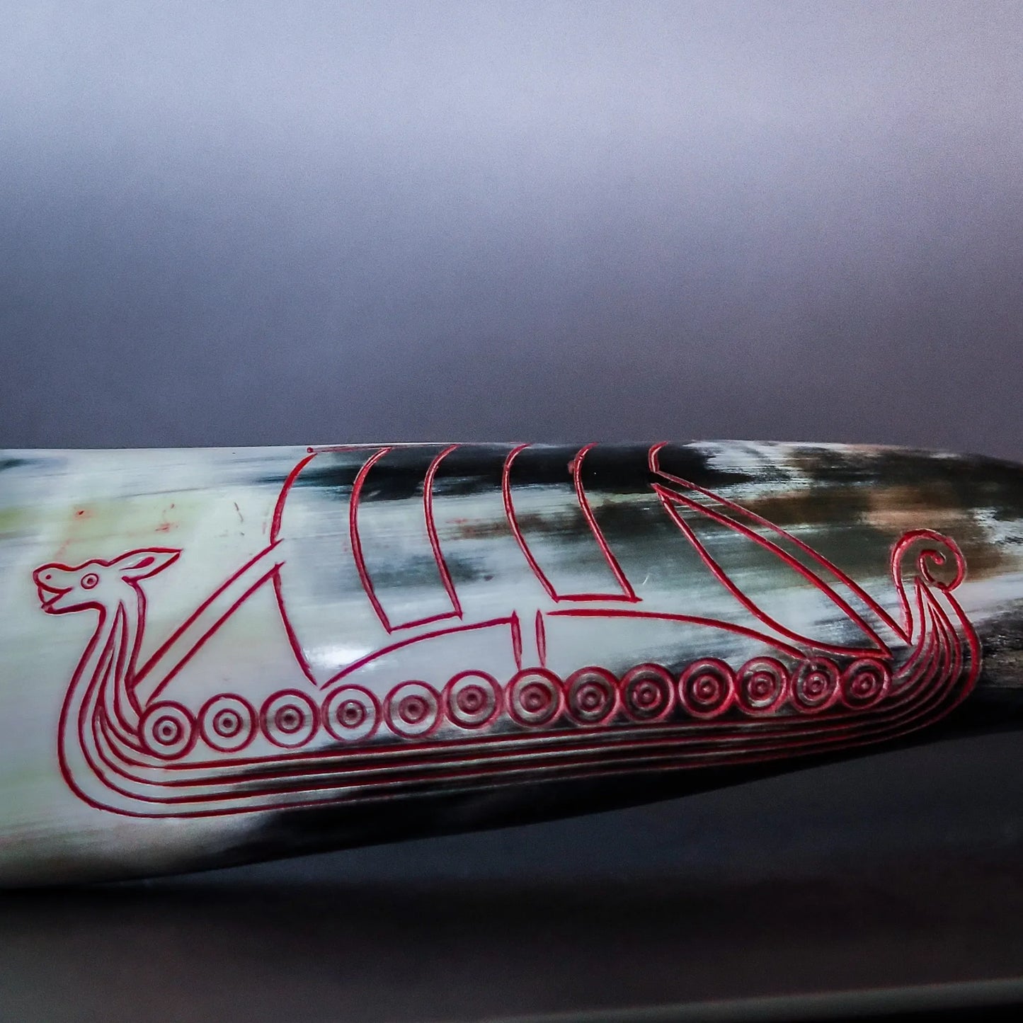 Dryckeshorn med korp och gravyr. ca 250 ml