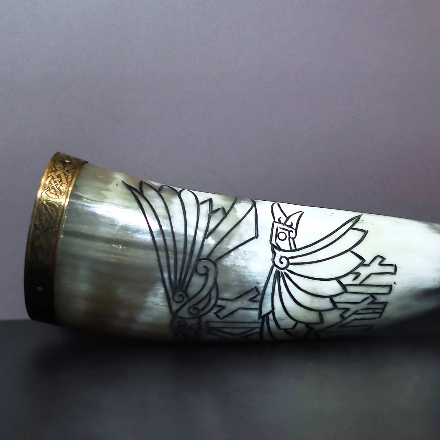 Dryckeshorn med korp och gravyr. ca 250 ml