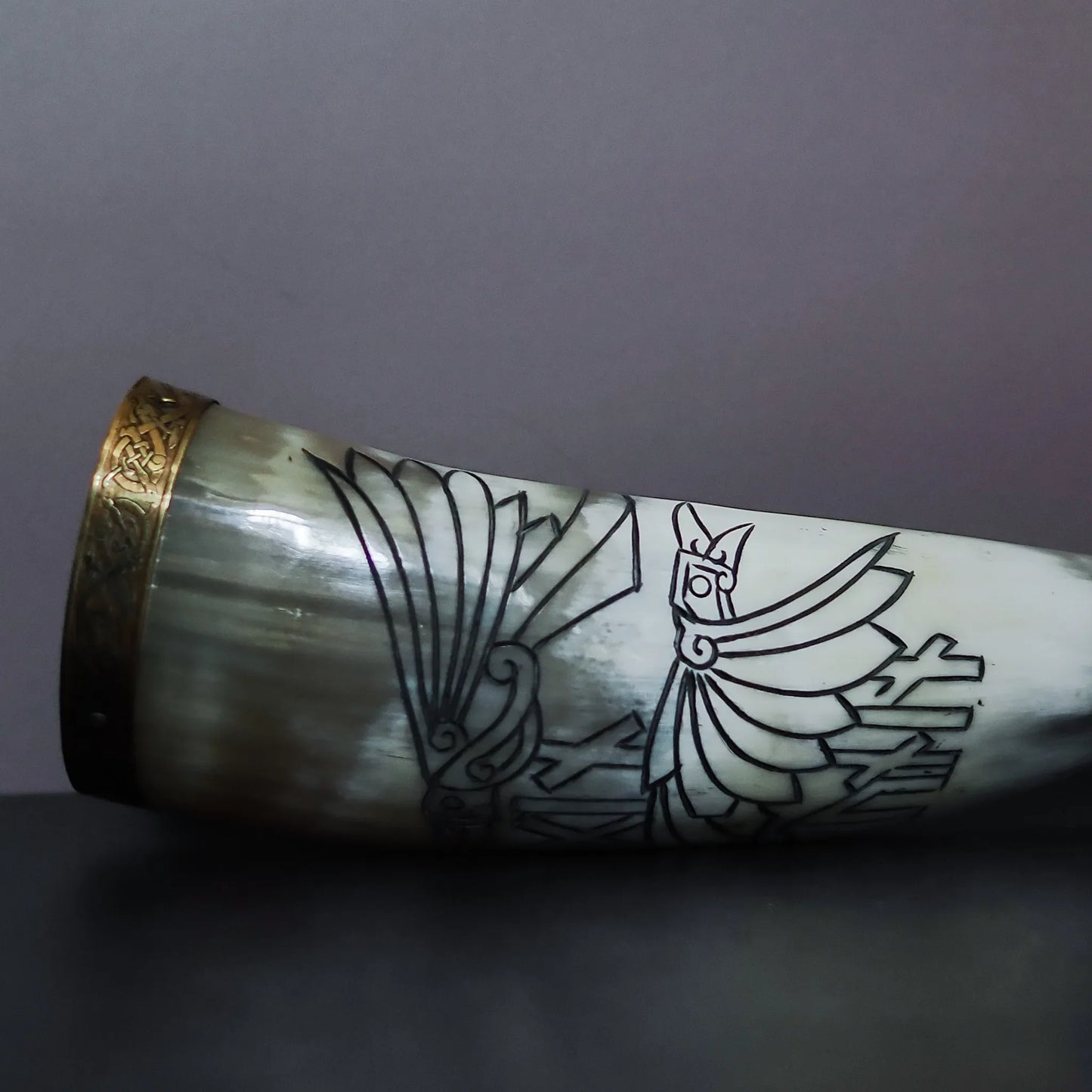 Dryckeshorn med korp och gravyr. ca 250 ml