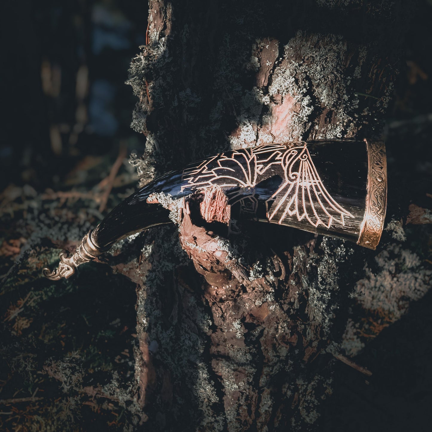 Dryckeshorn med korp och gravyr. ca 250 ml