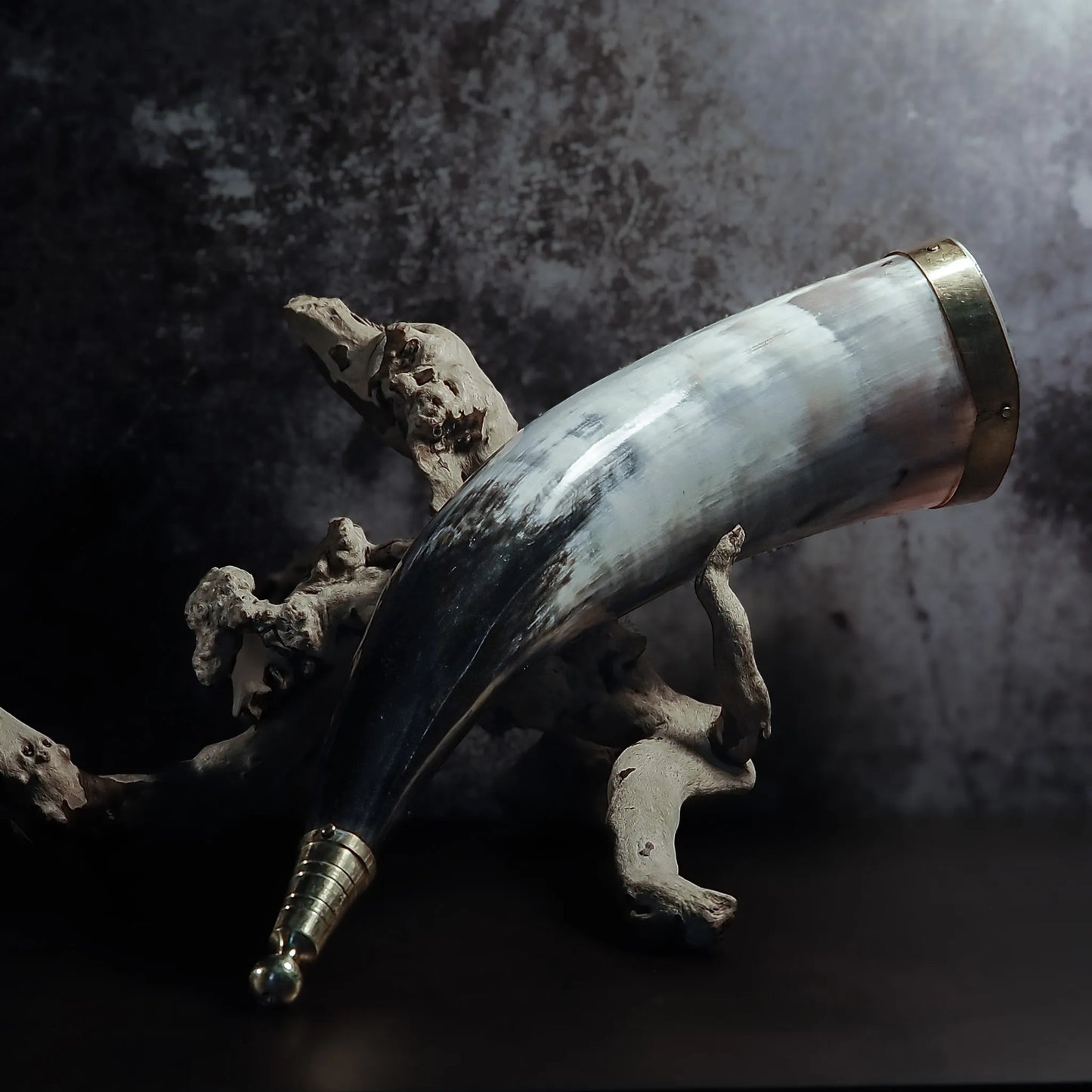 Dryckeshorn med mässingsdekor, ca 250ml