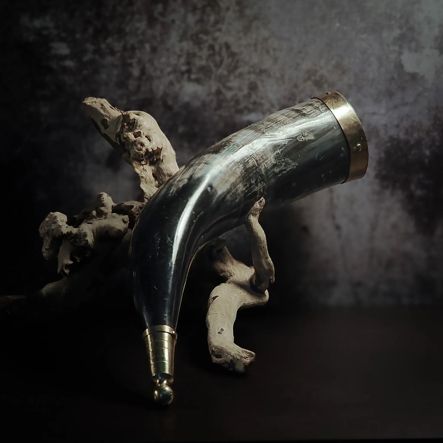 Dryckeshorn med mässingsdekor, ca 250ml