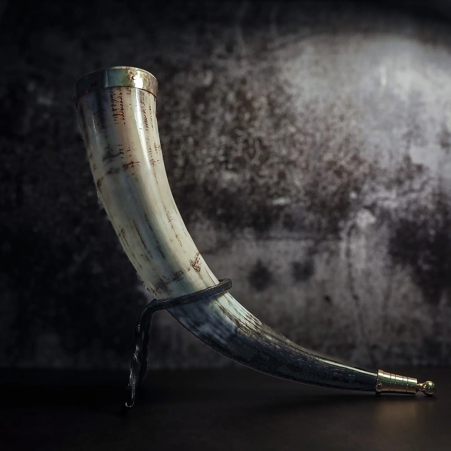 Dryckeshorn med mässingsdekor, ca 250ml