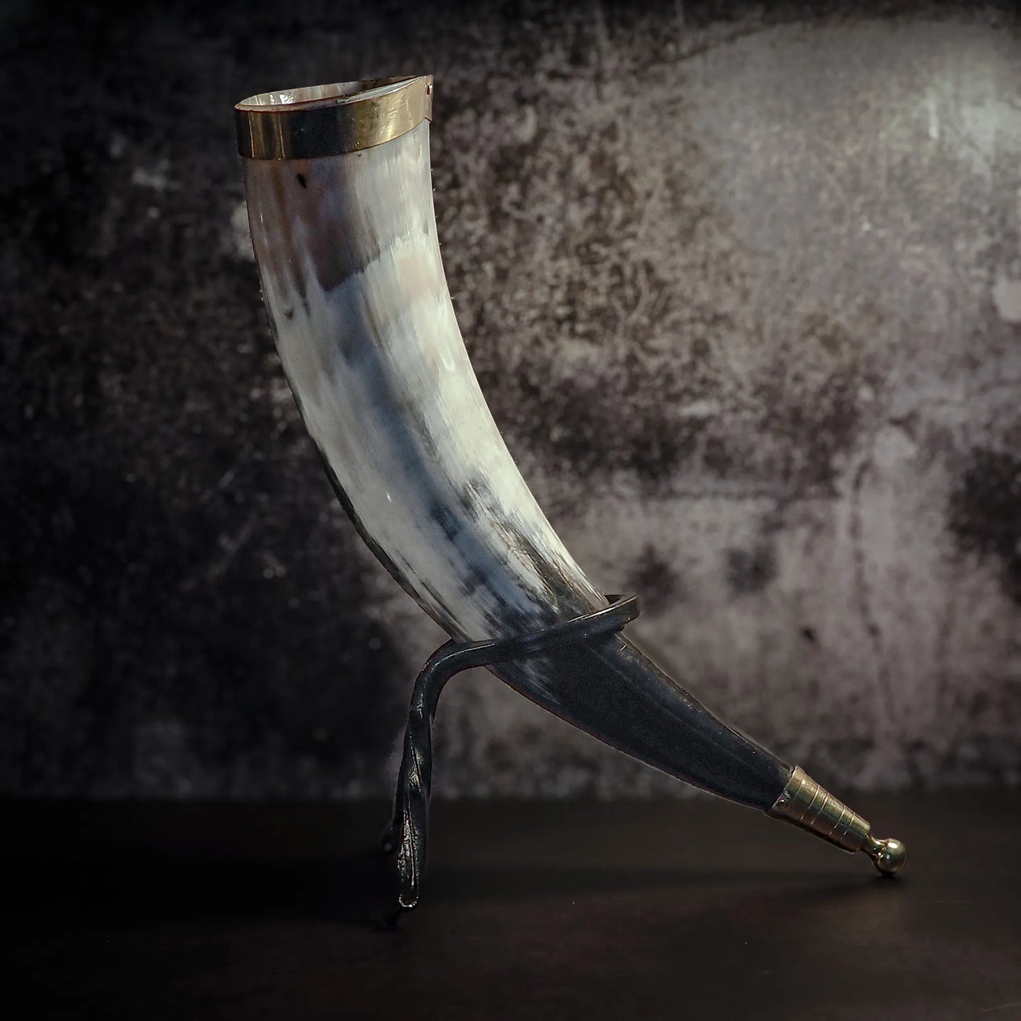 Dryckeshorn med mässingsdekor, ca 250ml