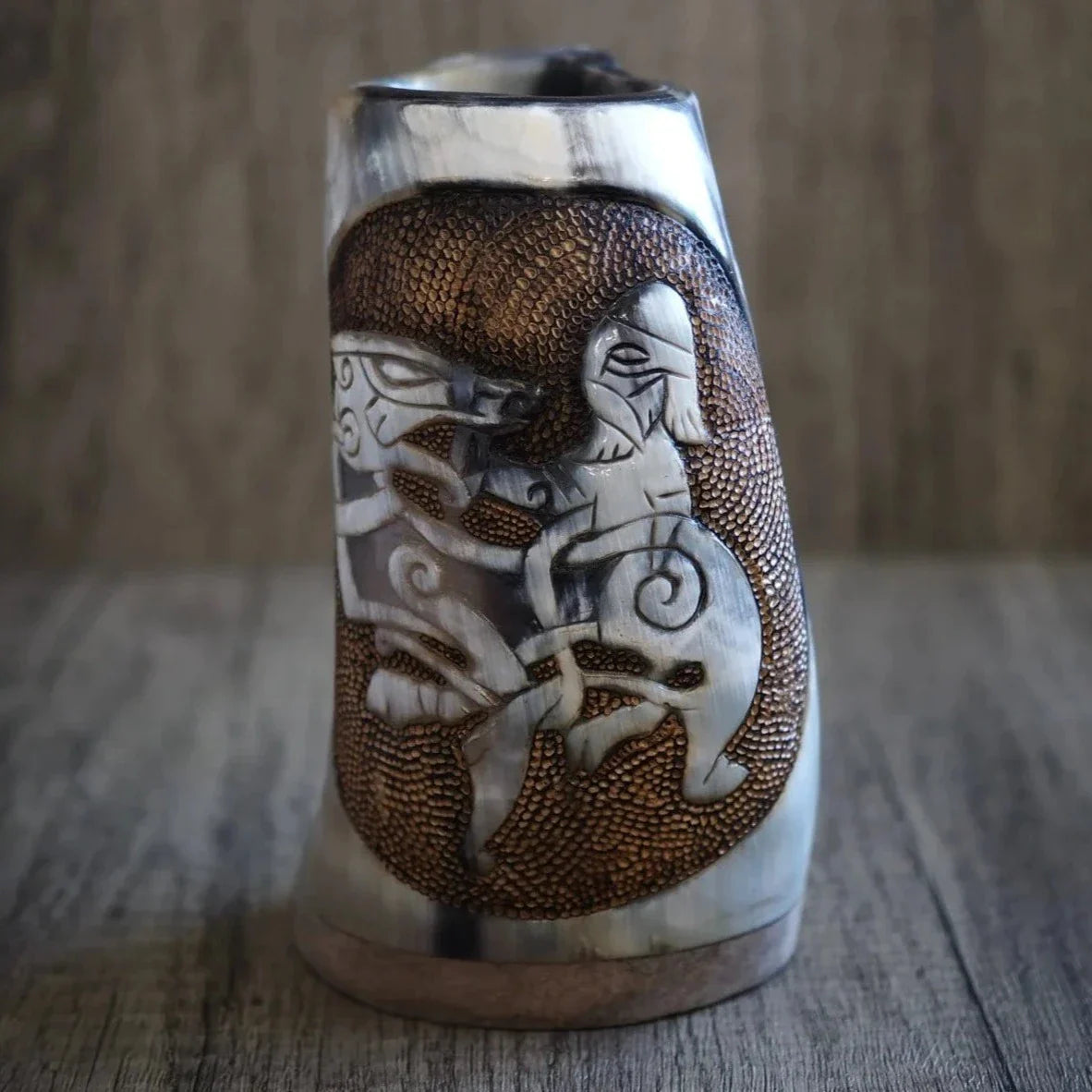 Handsnidad hornmugg, Thyr och fenris