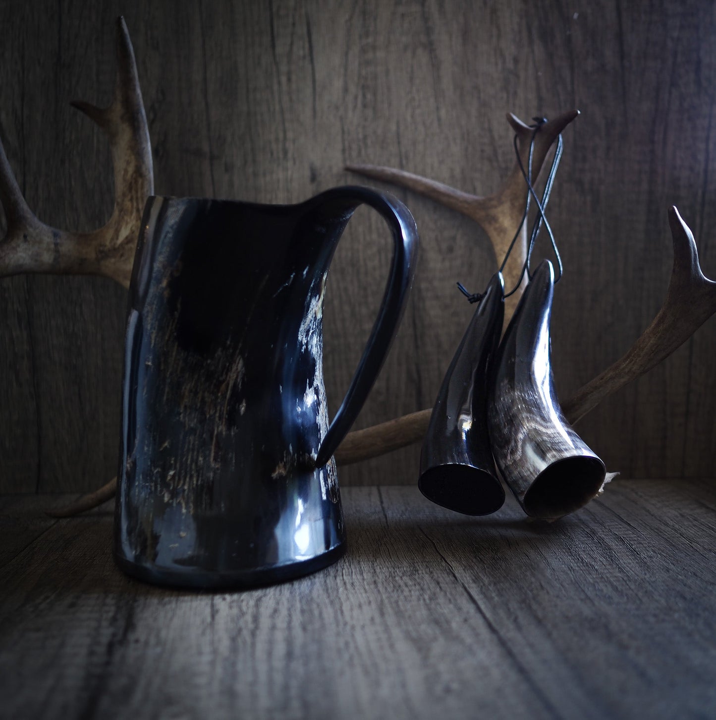 Litet horn med läderband