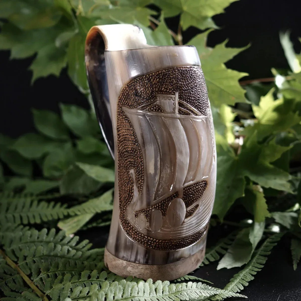 Handsnidad hornmugg, vikingskepp